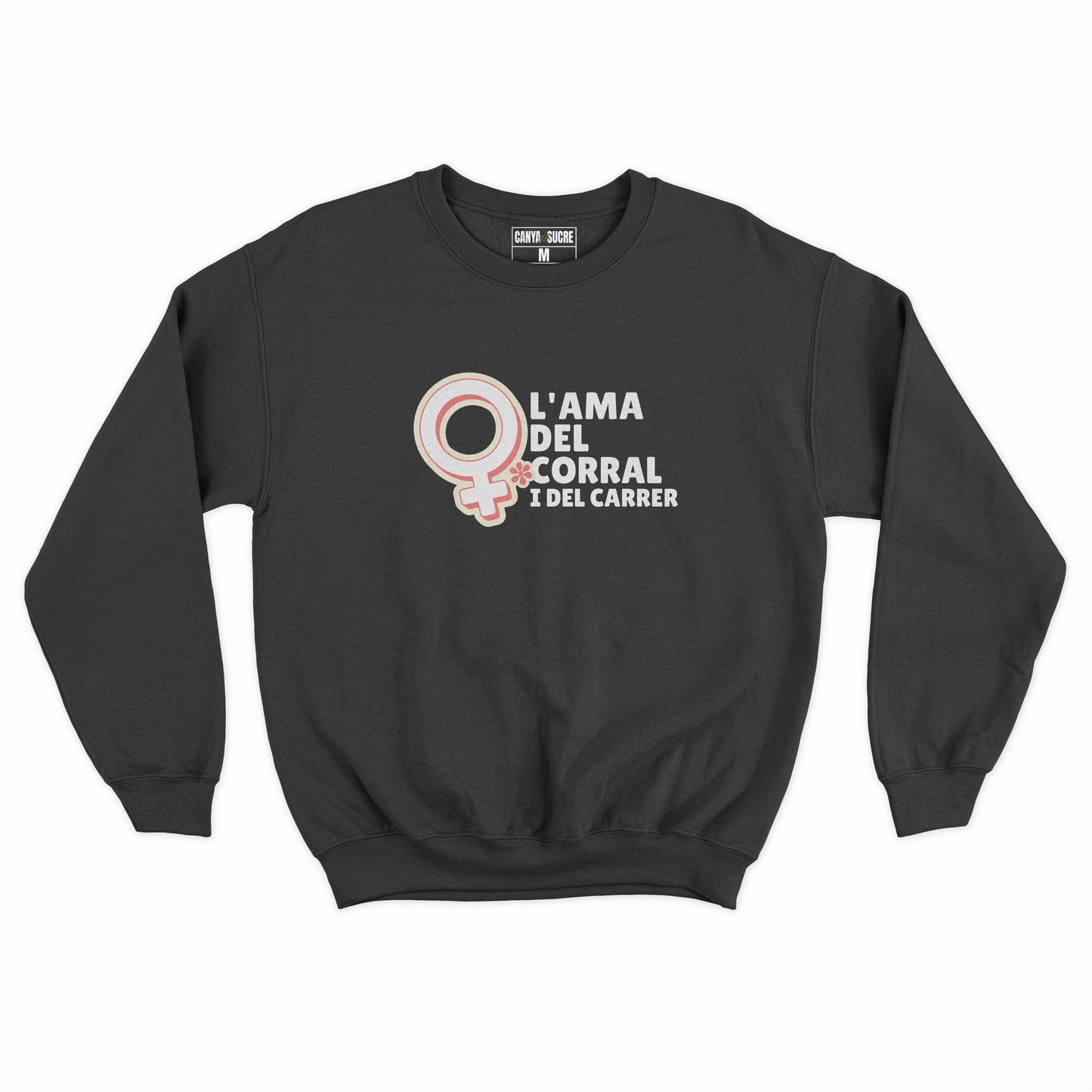 Dessuadora negra amb el disseny feminista "Ama del corral i del carrer" com a símbol d'empoderament de la dona. Disseny original de Canya de Sucre.