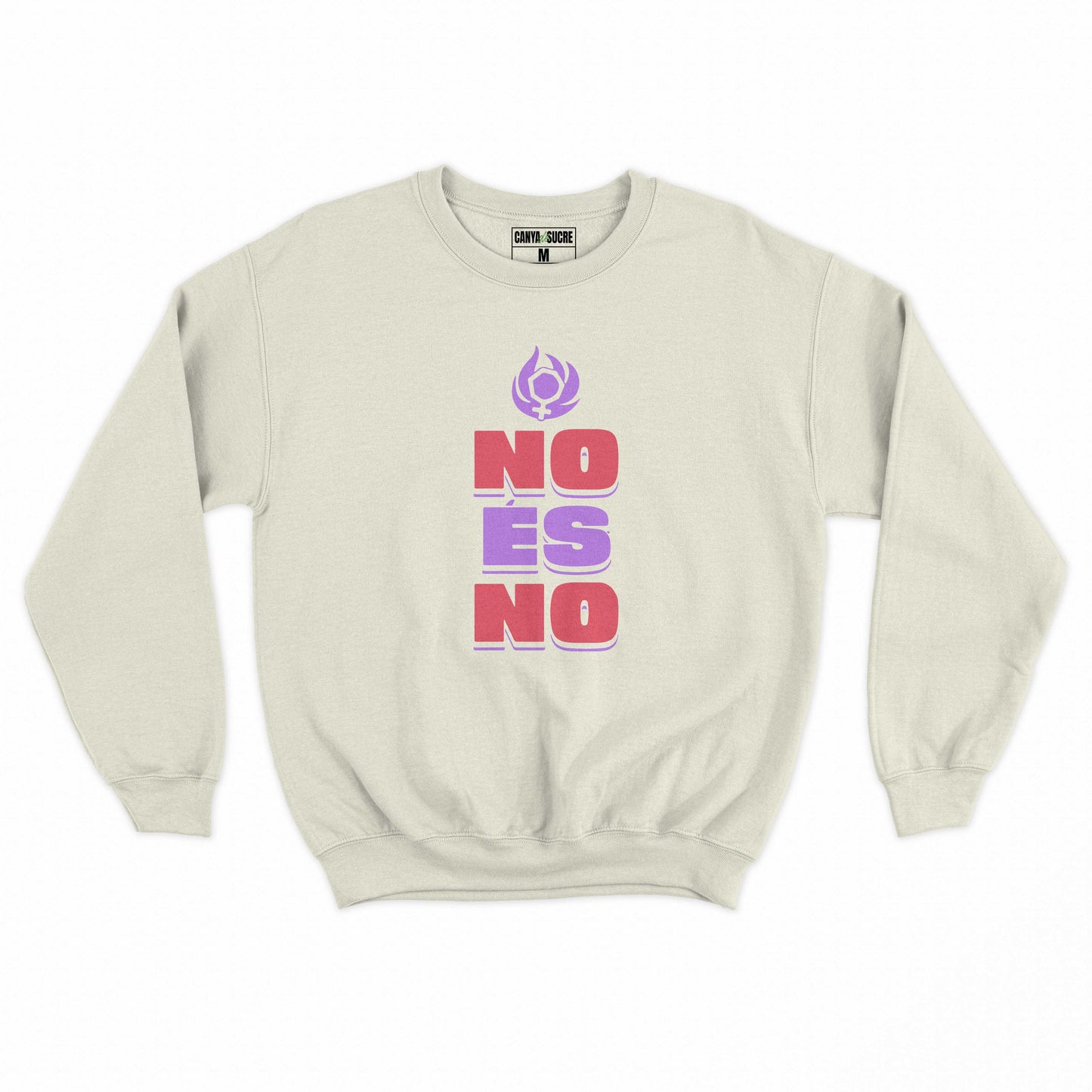 Dessuadora beige amb el missatge “NO ÉS NO” en lletres grans de color roig i morat, amb símbol feminista —disseny original de Canya de Sucre.