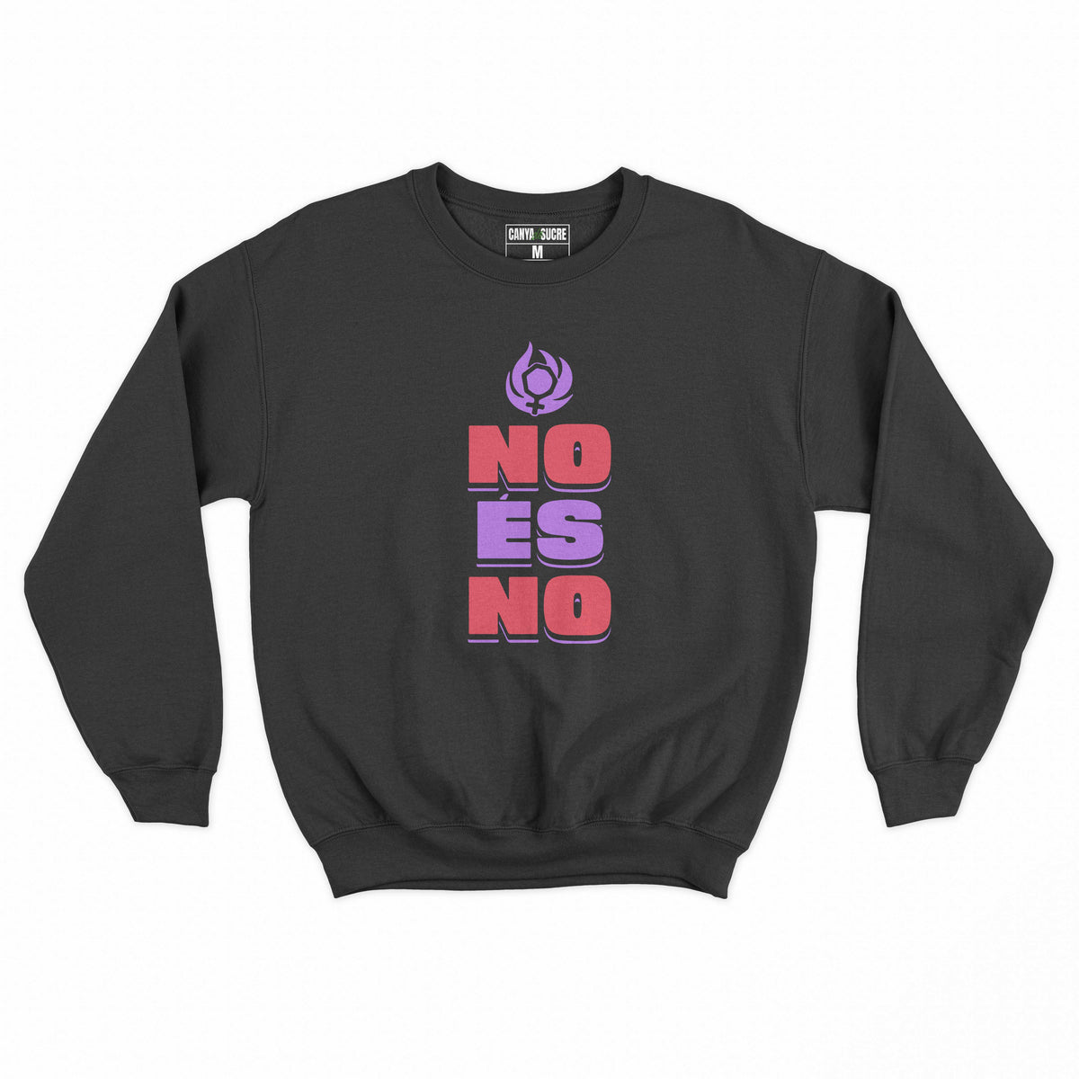 Dessuadora negra amb el missatge “NO ÉS NO” en lletres grans de color roig i morat, amb símbol feminista —disseny original de Canya de Sucre.