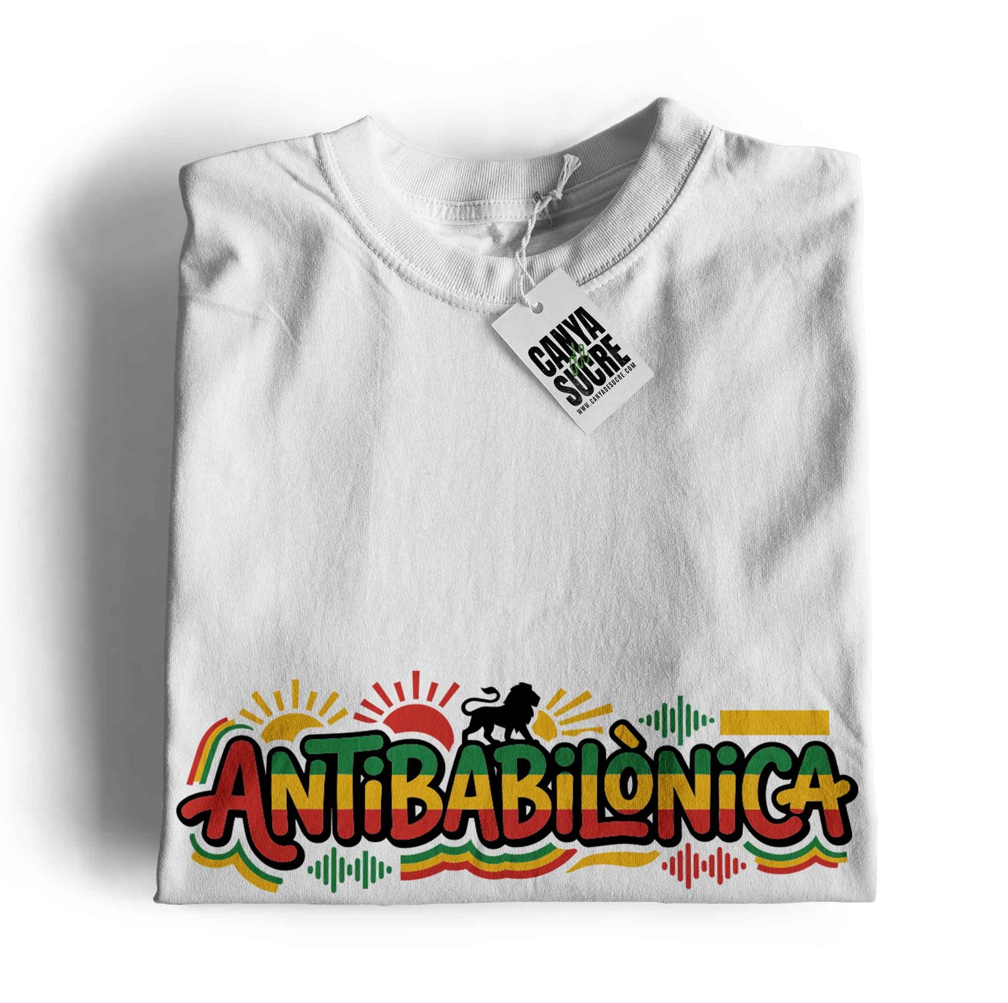 Samarreta blanca amb el disseny "Antibabilònica" en colors rasta amb lleó de Judà i ones de so, inspirat en Auxili, de Canya de Sucre.
