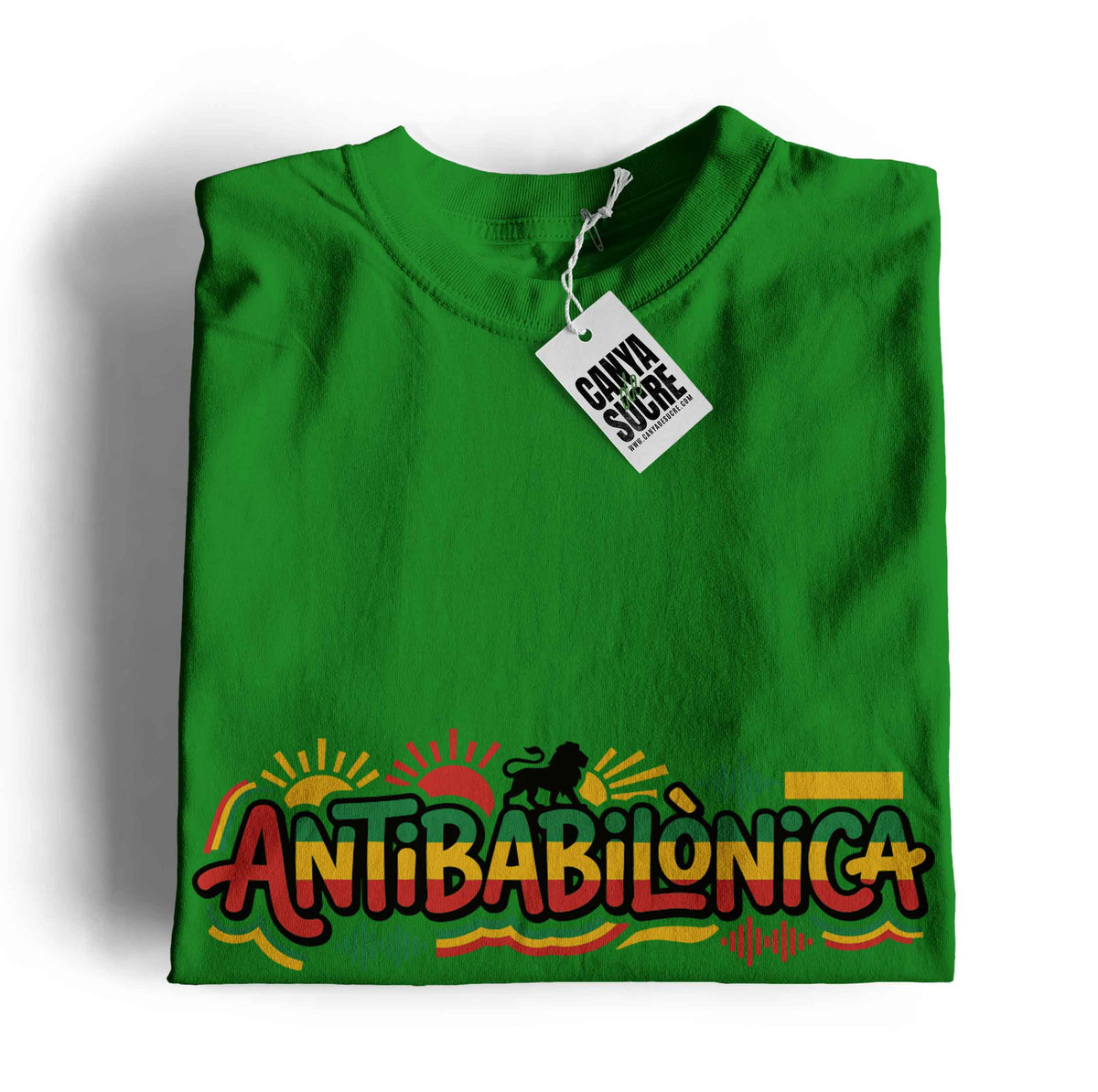 Samarreta verda amb el disseny "Antibabilònica" en colors rasta amb lleó de Judà i ones de so, inspirat en Auxili, de Canya de Sucre.