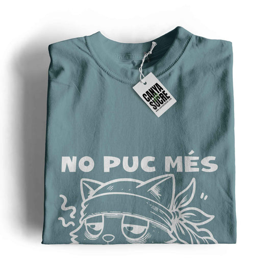 Samarreta blau dusty amb estampat d'un gat aborronat i la frase "no puc més". Disseny original de Canya de Sucre