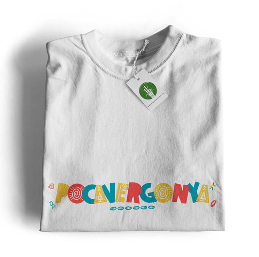 Samarreta unisex amb la paraula “Pocavergonya” en tipografia gran i colorida amb motius decoratius mediterranis, disponible en color blanc, disseny de la marca valenciana Canya de Sucre.