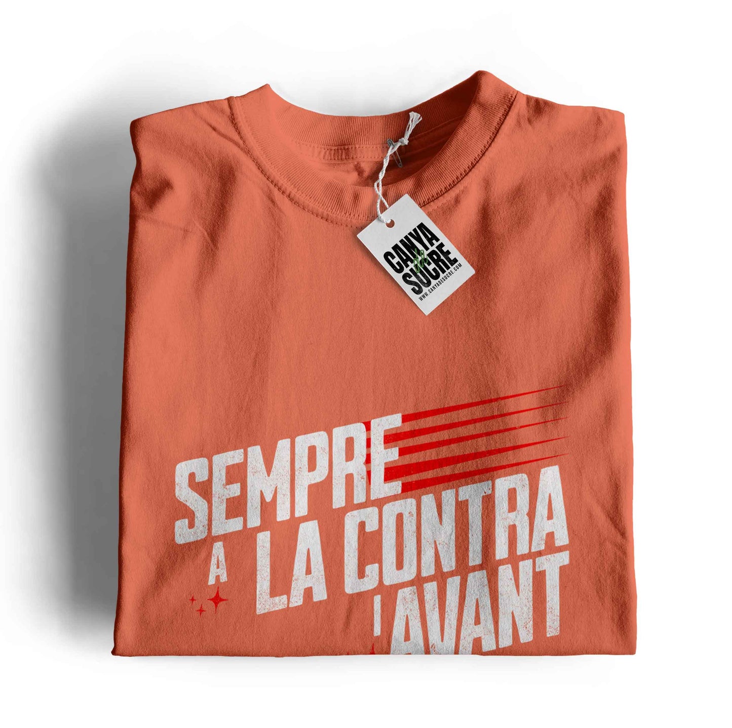 Samarreta coral amb el lema "sempre a la contra i avant" d'una cançó del grup ZOO al pit. Disseny original de Canya de Sucre