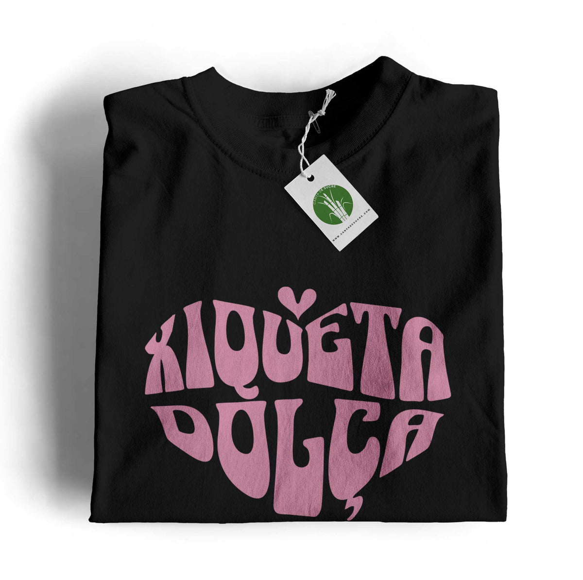 Samarreta unisex amb el text “Xiqueta dolça” en tipografia rosa formant un cor, disponible en color negre, disseny de la marca valenciana Canya de Sucre.