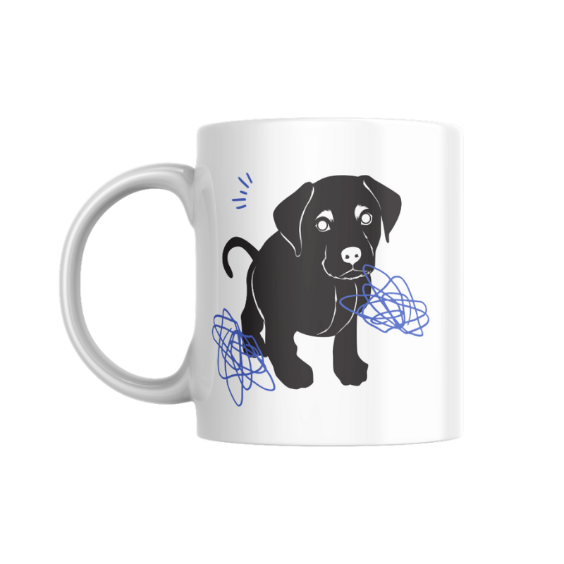 Tassa blanca amb la frase divertida 'Existeix una gran possibilitat de que esta tassa tinga pèl de gos' i una il·lustració d’un gos negre juganer