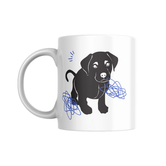 Tassa blanca amb la frase divertida 'Existeix una gran possibilitat de que esta tassa tinga pèl de gos' i una il·lustració d’un gos negre juganer