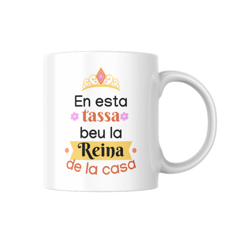 Tassa blanca de ceràmica amb la frase "En esta tassa beu la Reina de la casa", acompanyada d’una corona i decoracions en colors vius