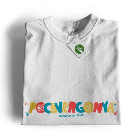 Samarreta infantil blanca amb la paraula "Pocavergonya" en tipografia multicolor festiva, de Canya de Sucre.