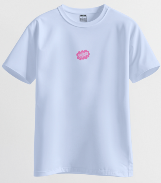 Samarreta oversize blau zen amb detall "Slurp!" al pit i disseny de tassa cartoon retro amb la frase "Sempre amb un somriure" a l'esquena, de Canya de Sucre.