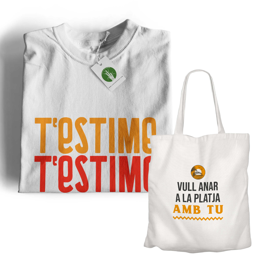 Pack estiu de Canya de Sucre format per samarreta blanca amb disseny "T'estime, t'estimo" en taronja i roig, i totebag natural amb la frase "Vull anar a la platja amb tu" en negre i groc.