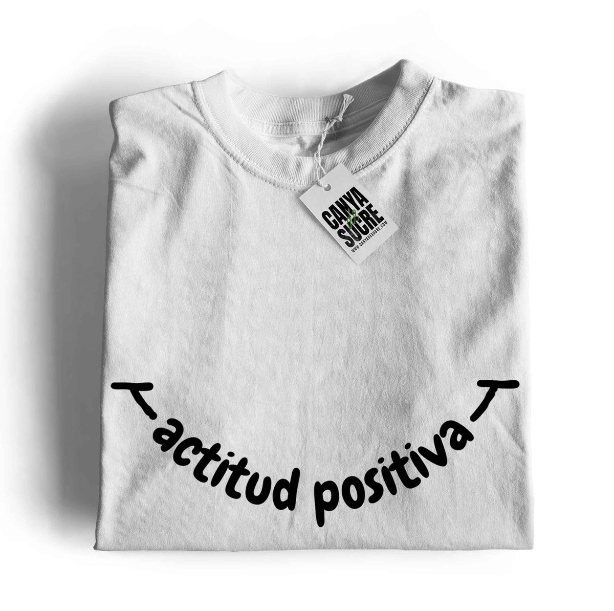 Samarreta color blanc amb la frase actitud positiva en negre al pit formant un somriure. Disseny de Canya de Sucre