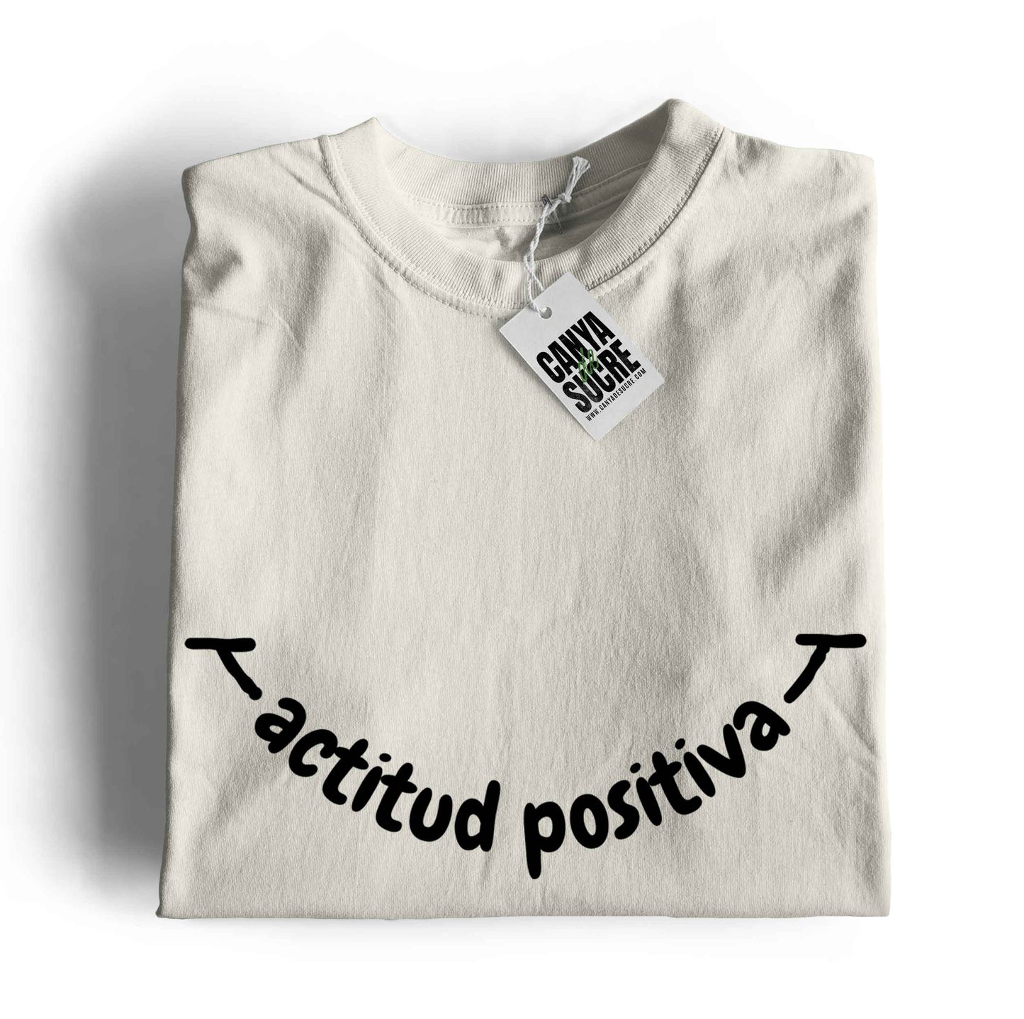 Samarreta color blanc vintage amb la frase actitud positiva en negre al pit formant un somriure. Disseny de Canya de Sucre