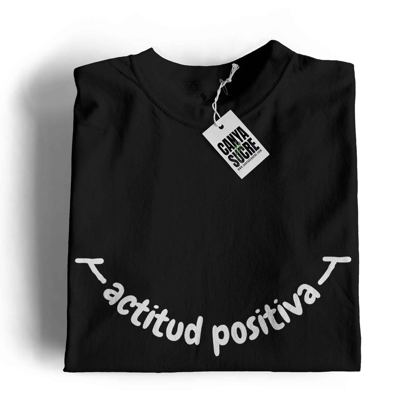 Samarreta color negre amb la frase actitud positiva en blanc al pit formant un somriure. Disseny de Canya de Sucre