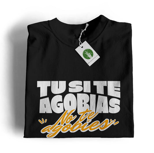 Camiseta negra unisex con la frase "Tu si te agobias, no te agobies" en tipografia grande blanca con detalles amarillos, diseño de la marca  valenciana Canya de Sucre.