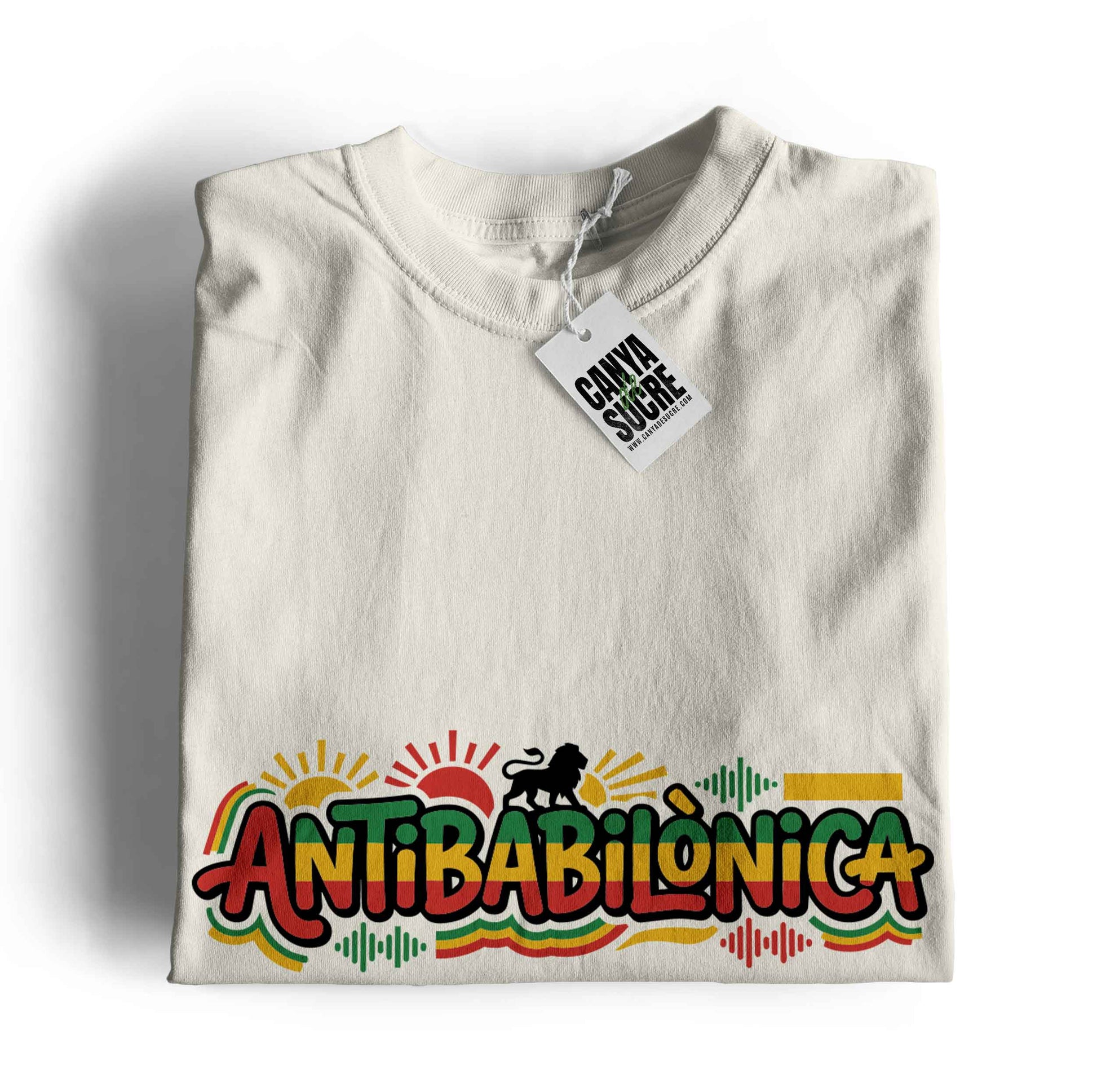 Samarreta blanc vintage amb el disseny "Antibabilònica" en colors rasta amb lleó de Judà i ones de so, inspirat en Auxili, de Canya de Sucre.