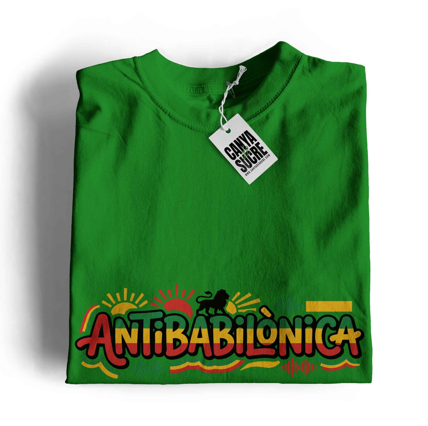 Samarreta verda amb el disseny "Antibabilònica" en colors rasta amb lleó de Judà i ones de so, inspirat en Auxili, de Canya de Sucre.