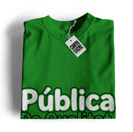 Samarreta verda amb el disseny "Pública, De Qualitat, En Valencià" en tipografia bubble blanca i il·lustració de xiquets agafats de la mà, de Canya de Sucre.