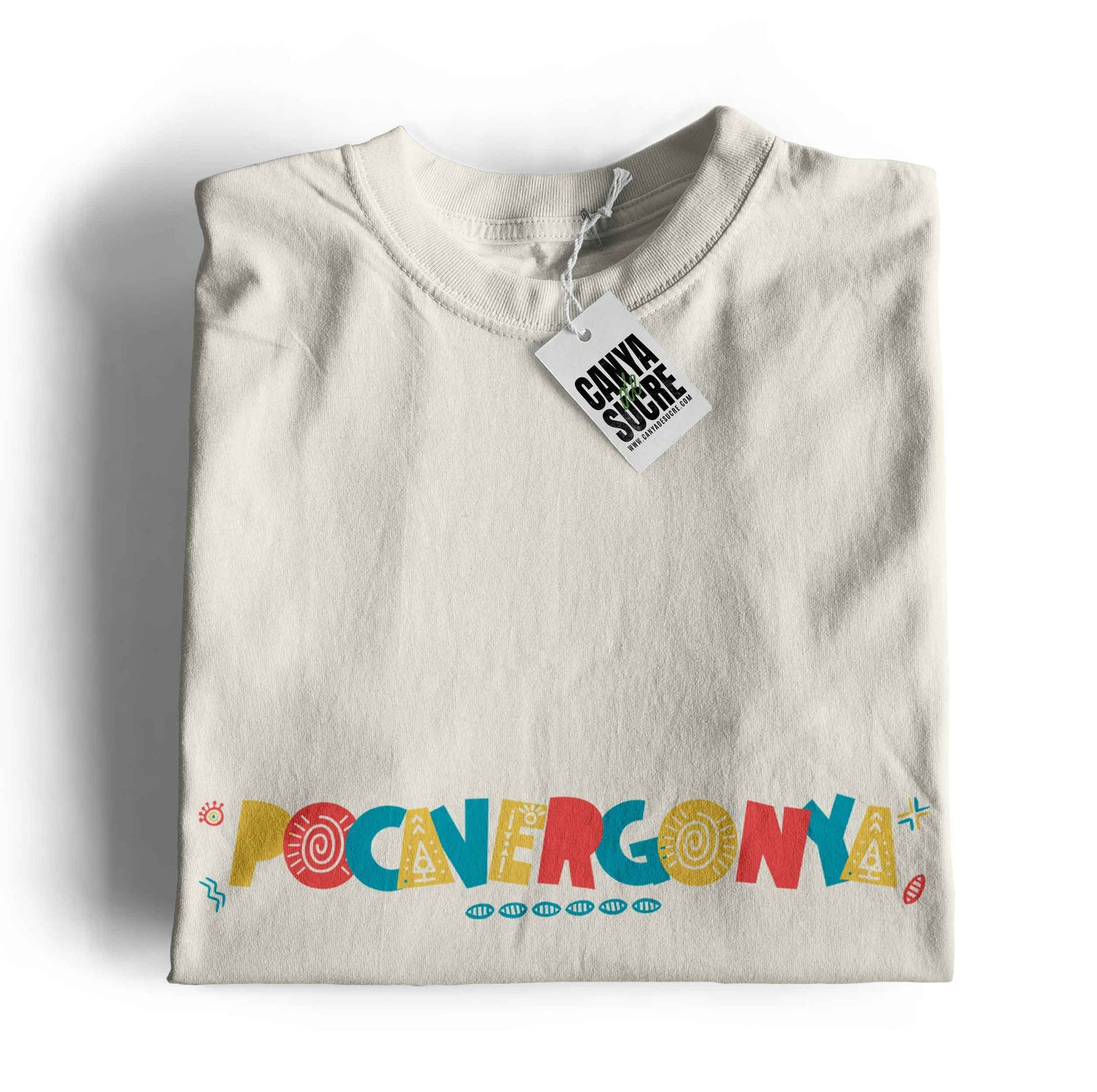 Samarreta unisex amb la paraula “Pocavergonya” en tipografia gran i colorida amb motius decoratius mediterranis, disponible en color blanc vintage, disseny de la marca valenciana Canya de Sucre.
