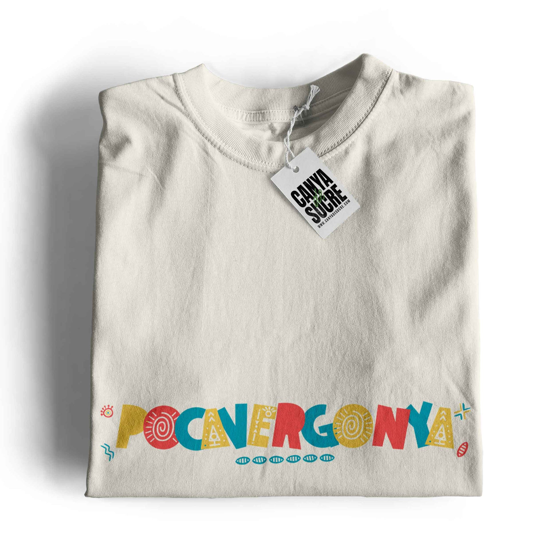 Samarreta unisex amb la paraula “Pocavergonya” en tipografia gran i colorida amb motius decoratius mediterranis, disponible en color blanc vintage, disseny de la marca valenciana Canya de Sucre.
