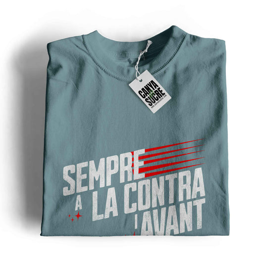 Samarreta blau dusty amb el lema "sempre a la contra i avant" d'una cançó del grup ZOO al pit. Disseny original de Canya de Sucre