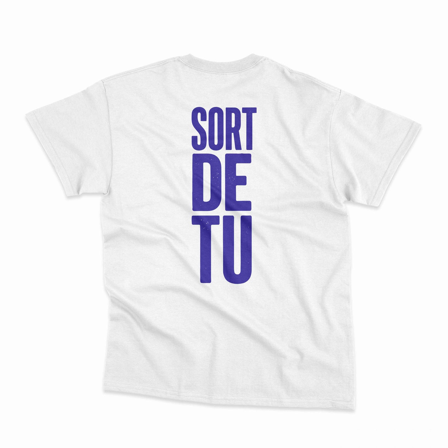Samarreta blanca amb la frase "Sort de tu" en lila a l'esquena, de Canya de Sucre.