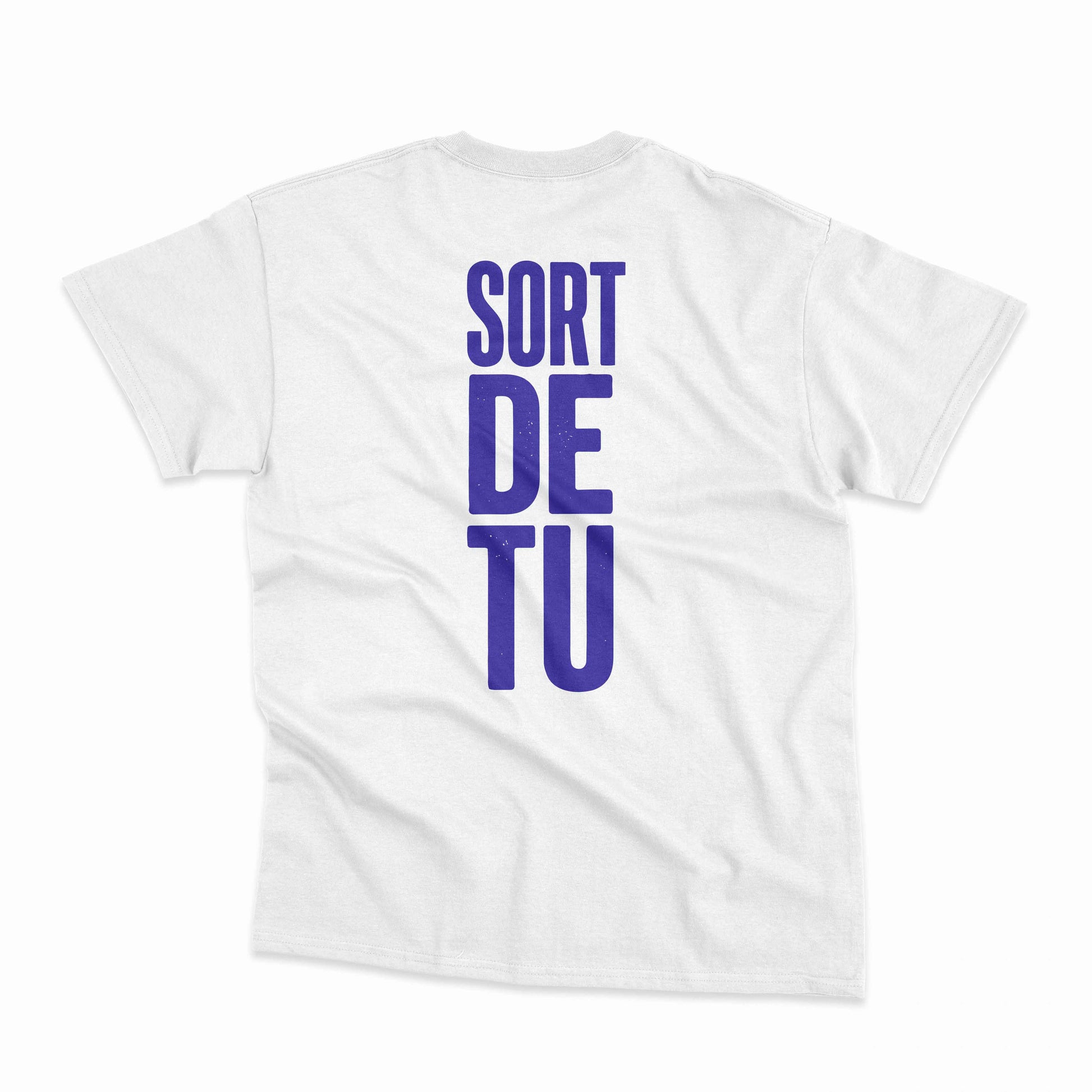 Samarreta blanca amb la frase "Sort de tu" en lila a l'esquena, de Canya de Sucre.