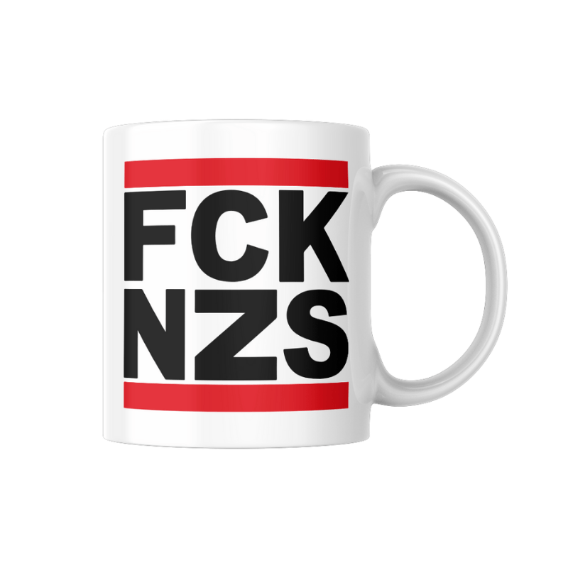 Tassa blanca amb el missatge “FCK NZS” en negre i franges roges, disseny minimalista i contundent de Canya de Sucre.
