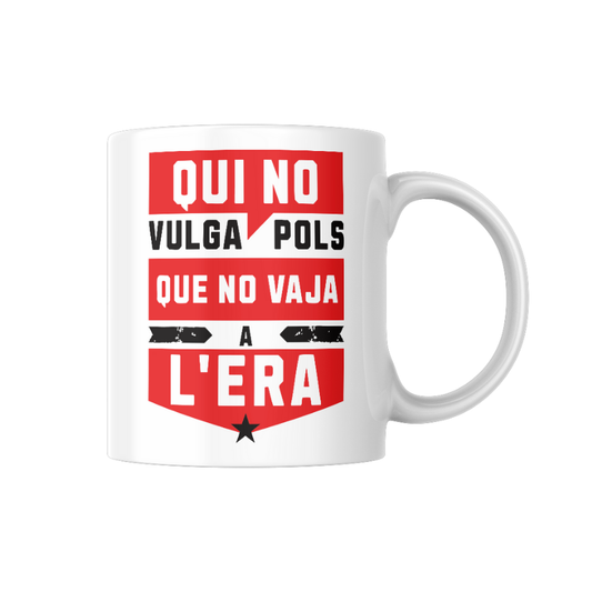 Tassa de ceràmica blanca amb la frase “Qui no vulga pols que no vaja a l’era” en tipografia gran roja i negra, inspirada en un refrany valencià, disseny de la marca Canya de Sucre.