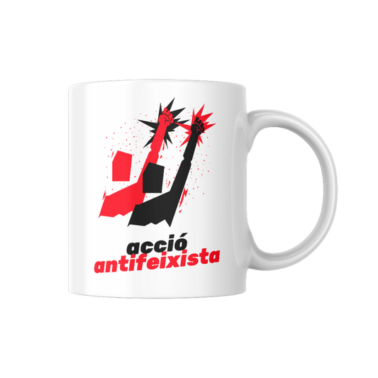Tassa de ceràmica blanca amb el text “acció antifeixista” i un disseny de dos punys alçats en colors roig i negre, símbol de resistència, de la marca valenciana Canya de Sucre.
