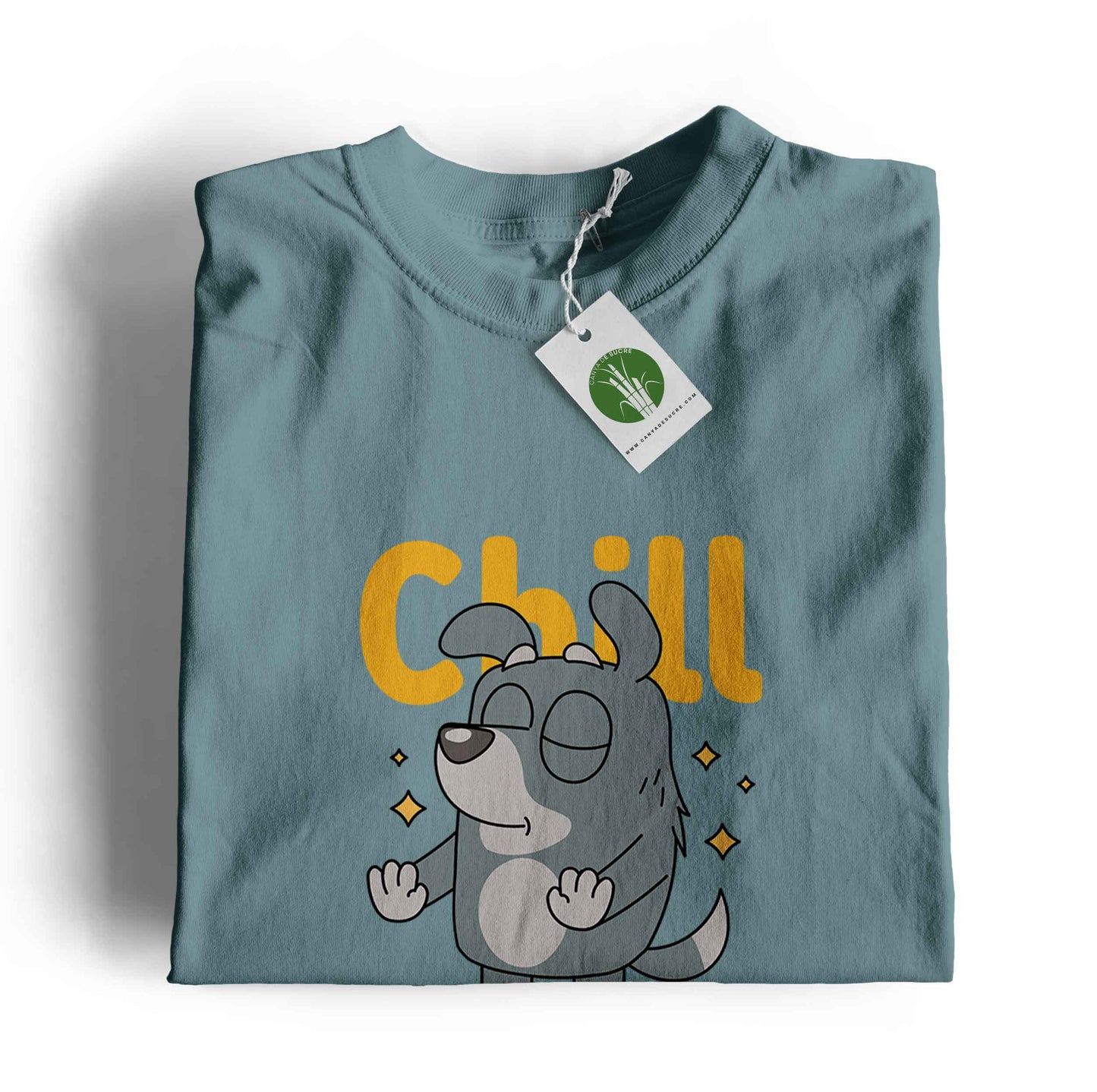 Samarreta infantil blau dusty amb il·lustració de gos cartoon relaxat i la frase "Chill & tranquil" en groc, de Canya de Sucre.