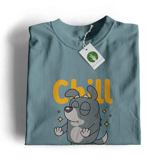 Samarreta infantil blau dusty amb il·lustració de gos cartoon relaxat i la frase "Chill & tranquil" en groc, de Canya de Sucre.