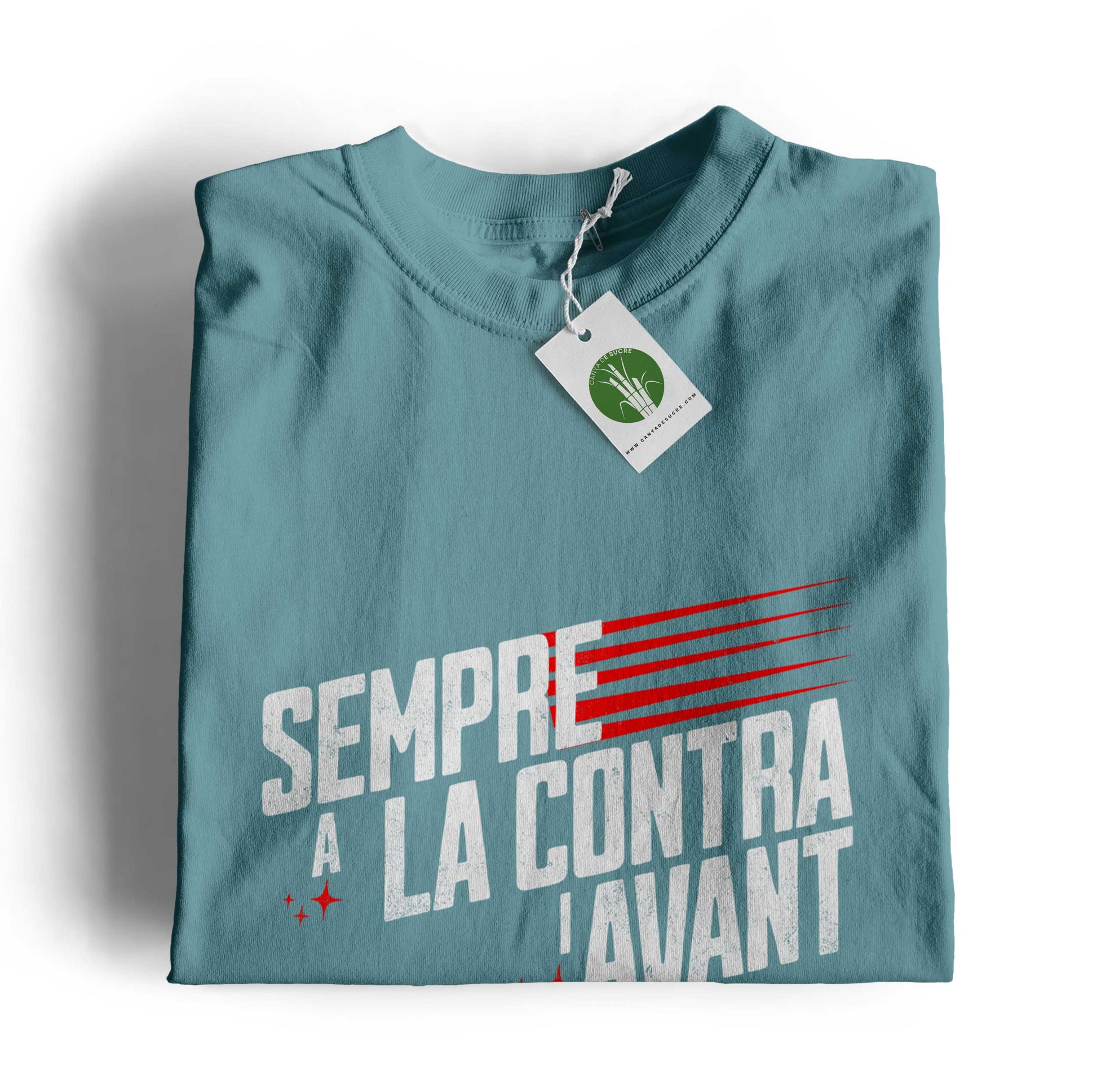 Samarreta infantil color blau dusty amb la frase “Sempre a la contra i avant” en blanc i roig, disseny original de Canya de Sucre