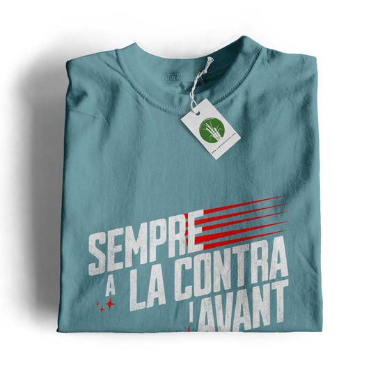 Samarreta infantil color blau dusty amb la frase “Sempre a la contra i avant” en blanc i roig, disseny original de Canya de Sucre