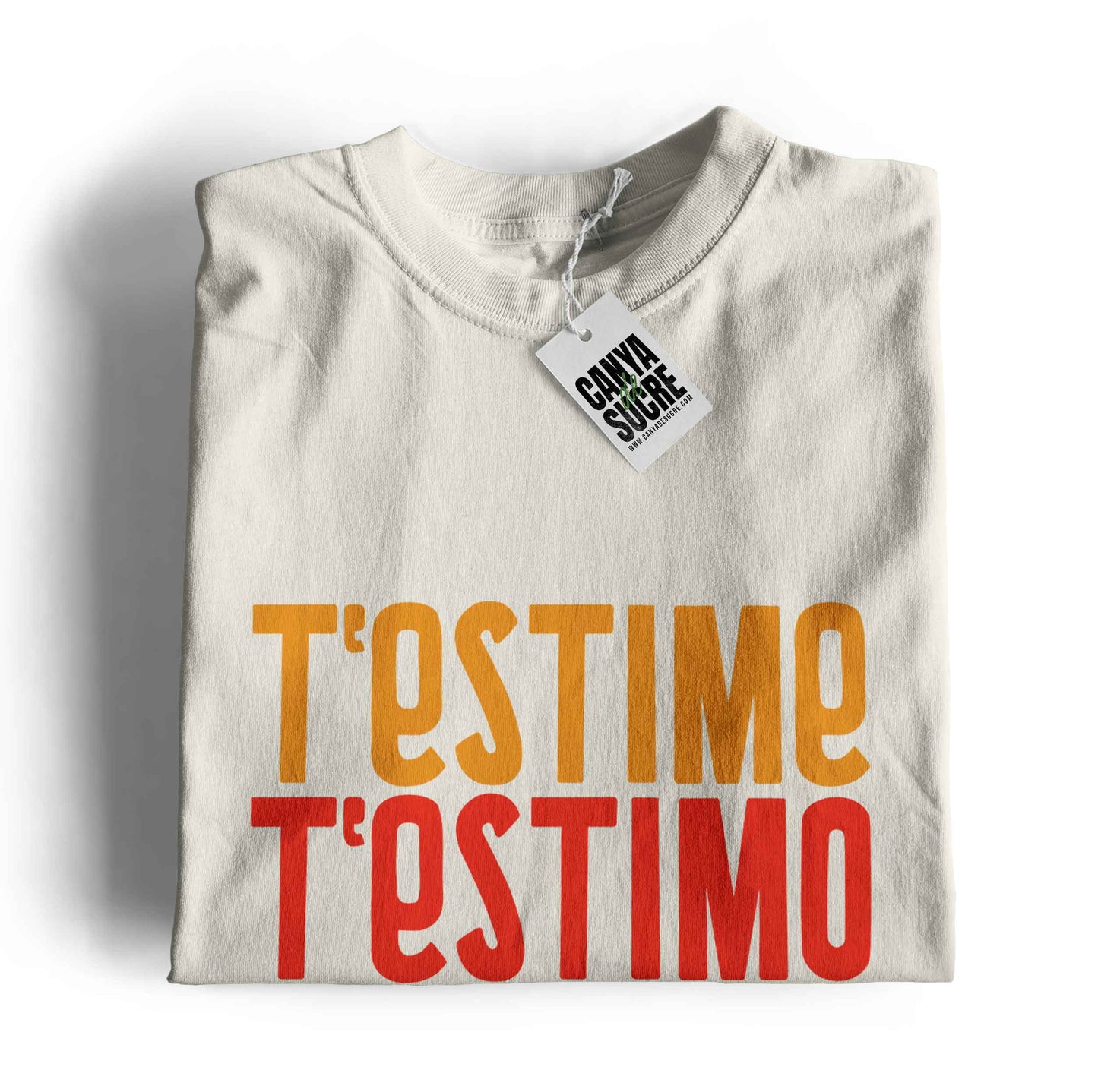 Samarreta color blanc vintage plegada amb etiqueta de Canya de Sucre i el text “T’estime” en tons grocs i rojos i verds.