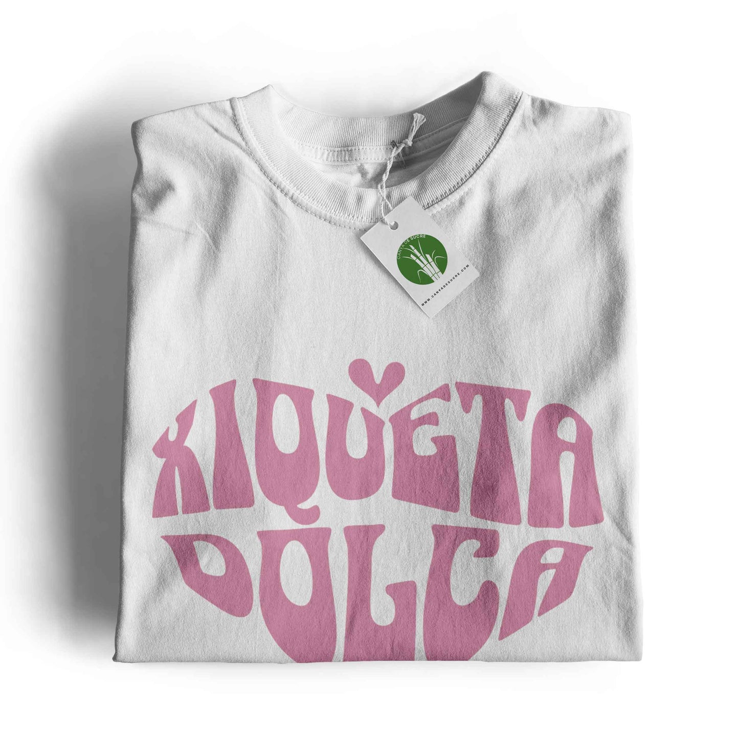 Samarreta infantil blanca amb la frase "Xiqueta Dolça" en tipografia retro groovy rosa amb cor, de Canya de Sucre.