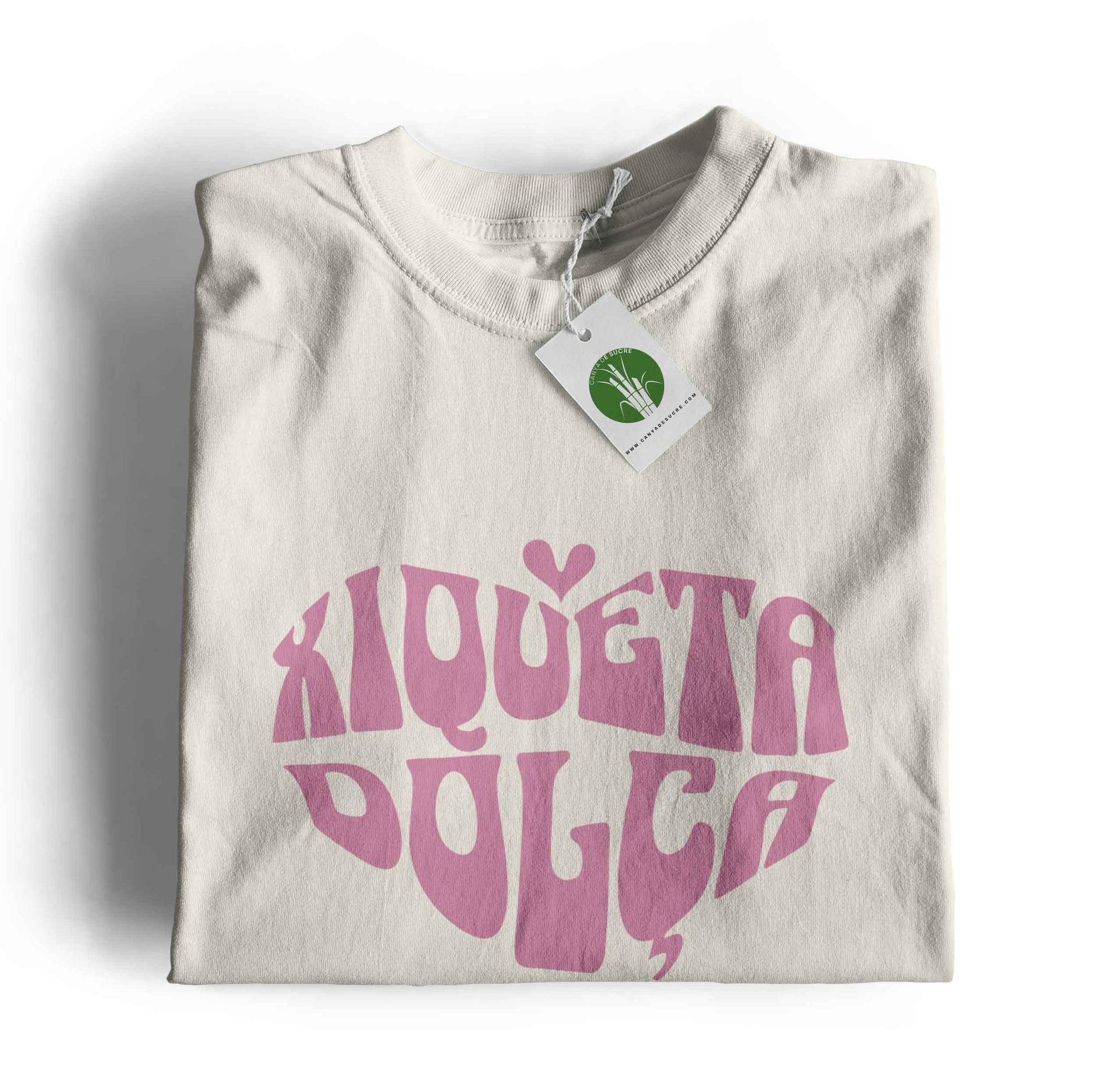 Samarreta infantil blanc vintage amb la frase "Xiqueta Dolça" en tipografia retro groovy rosa amb cor, de Canya de Sucre.