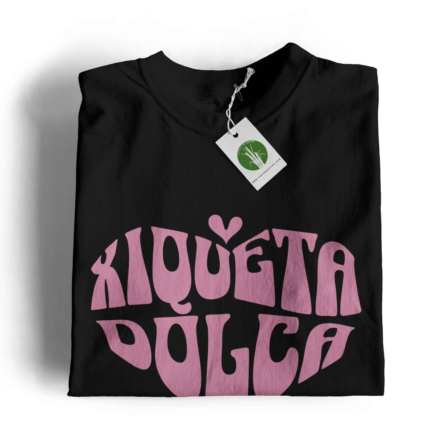 Samarreta infantil negra amb la frase "Xiqueta Dolça" en tipografia retro groovy rosa amb cor, de Canya de Sucre.