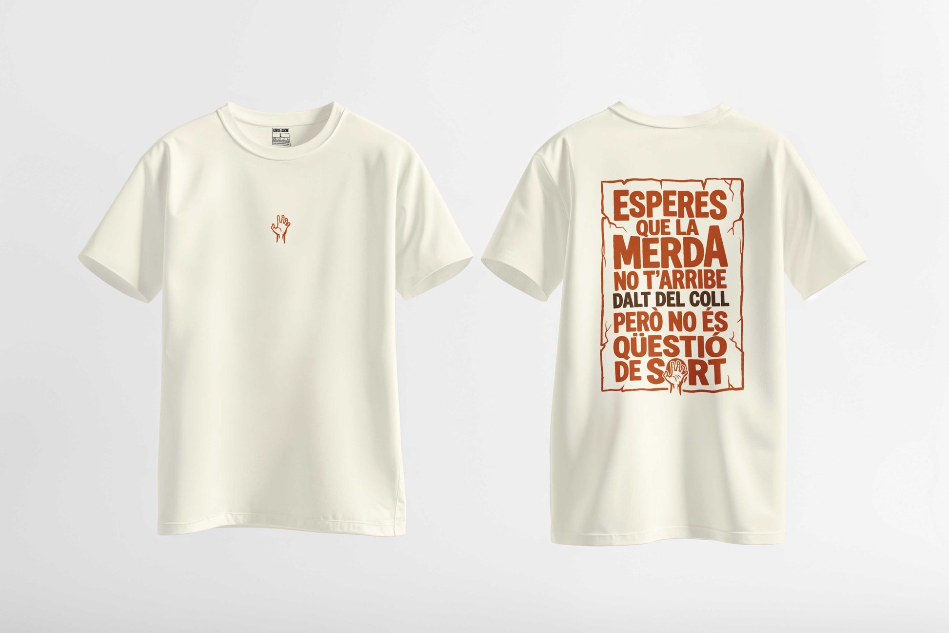 Samarreta oversize blanc vintage amb  la frase "Esperes que la merda no t'arribe dalt del coll però no és qüestió de sort" de La Gossa Sorda a l'esquena, de Canya de Sucre.